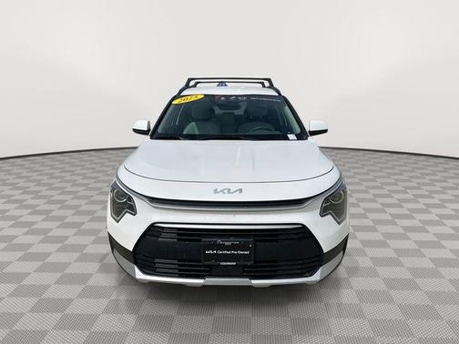 Snow White Pearl 2025 Kia Niro EX