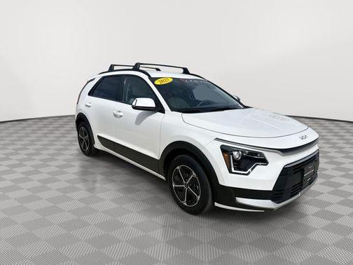 Snow White Pearl 2025 Kia Niro EX