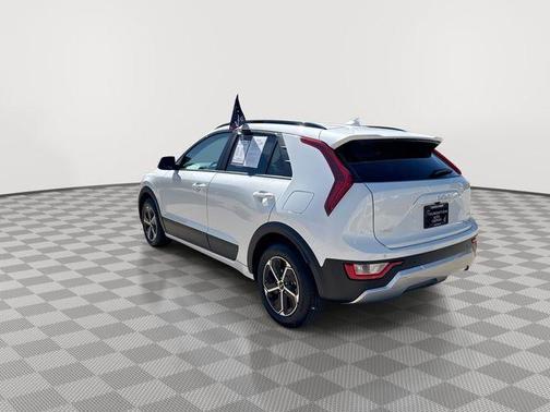 Snow White Pearl 2025 Kia Niro EX