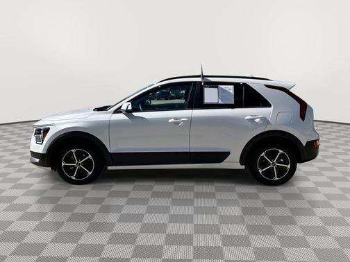 Snow White Pearl 2025 Kia Niro EX