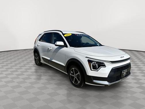 Snow White Pearl 2025 Kia Niro EX