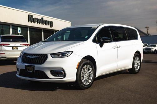 Bright White Clearcoat 2026 Chrysler Pacifica L