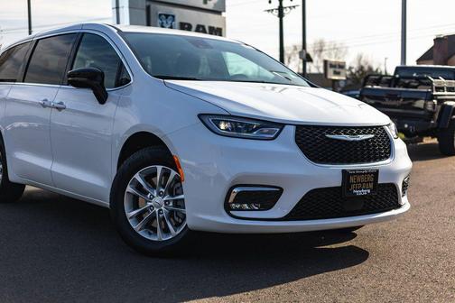Bright White Clearcoat 2026 Chrysler Pacifica L
