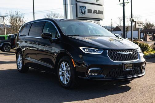 Diamond Black Crystal Pearlcoat 2026 Chrysler Pacifica L