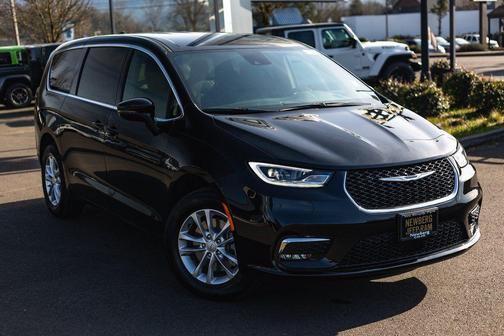 Diamond Black Crystal Pearlcoat 2026 Chrysler Pacifica L