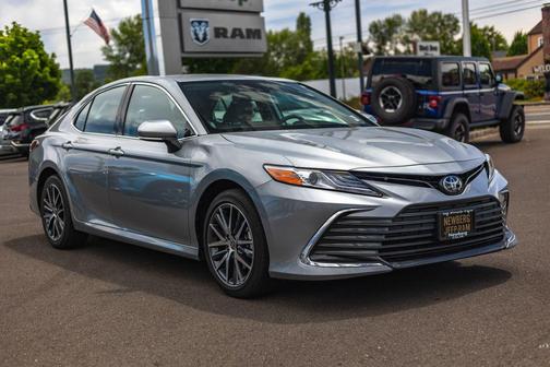 Celestial Silver Metallic 2022 Toyota Camry XLE