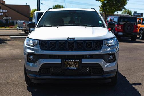 Silver Zynith Metallic Clearcoat 2025 Jeep Compass Latitude