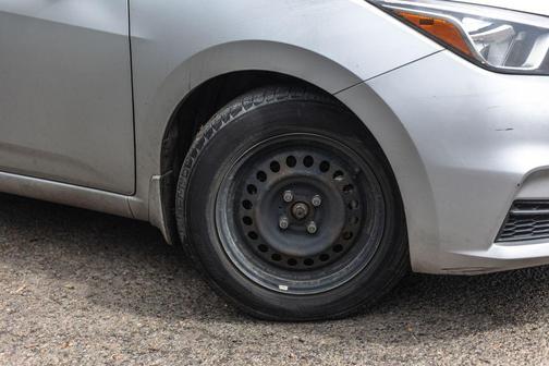 Brilliant Silver Metallic 2020 Nissan Versa 1.6 S