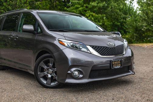 Predawn Gray Mica 2016 Toyota Sienna SE