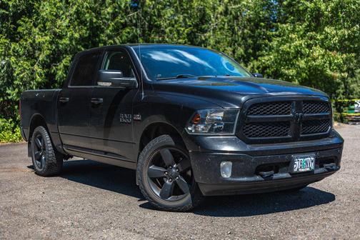 Brilliant Black Crystal Pearlcoat 2018 RAM 1500 Big Horn