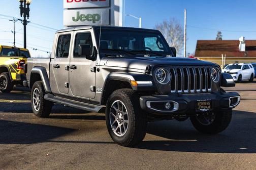 Granite Crystal Metallic Clearcoat 2023 Jeep Gladiator Overland