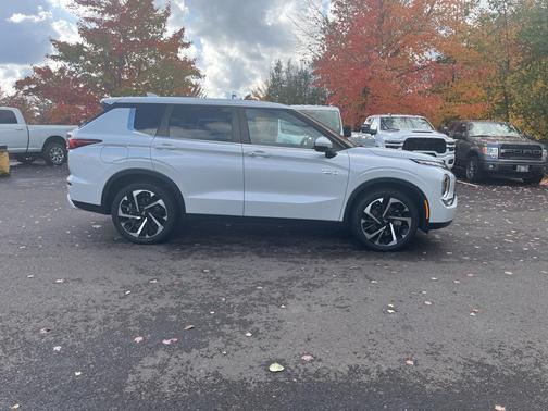 2023 Mitsubishi Outlander PHEV SE S-AWC