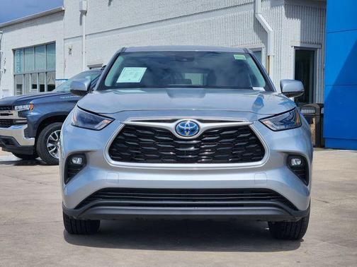 Celestial Silver Metallic 2023 Toyota Highlander Hybrid LE