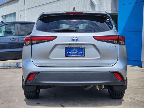 Celestial Silver Metallic 2023 Toyota Highlander Hybrid LE