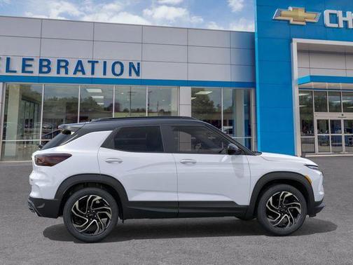 Iridescent Pearl Tricoat 2026 Chevrolet Trailblazer RS