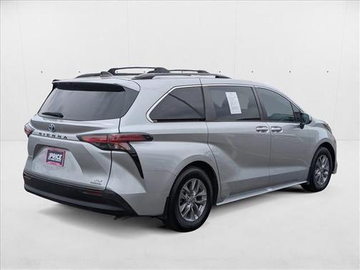 2022 Toyota Sienna XLE 8 Passenger