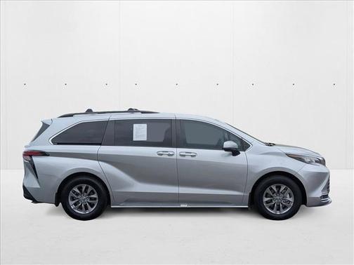 2022 Toyota Sienna XLE 8 Passenger