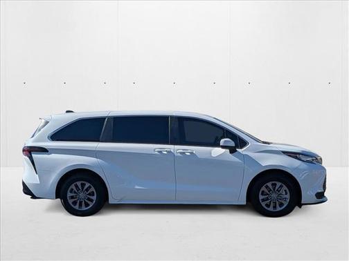 2023 Toyota Sienna LE