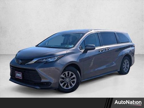 2022 Toyota Sienna LE