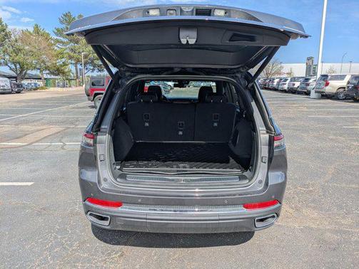 Baltic Gray Metallic Clearcoat 2023 Jeep Grand Cherokee Overland