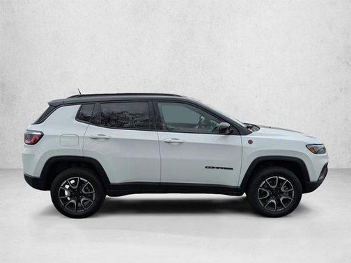 Bright White Clearcoat 2024 Jeep Compass Trailhawk