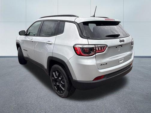 Silver Zynith Metallic Clearcoat 2026 Jeep Compass Latitude
