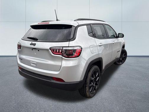 Silver Zynith Metallic Clearcoat 2026 Jeep Compass Latitude