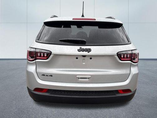 Silver Zynith Metallic Clearcoat 2026 Jeep Compass Latitude