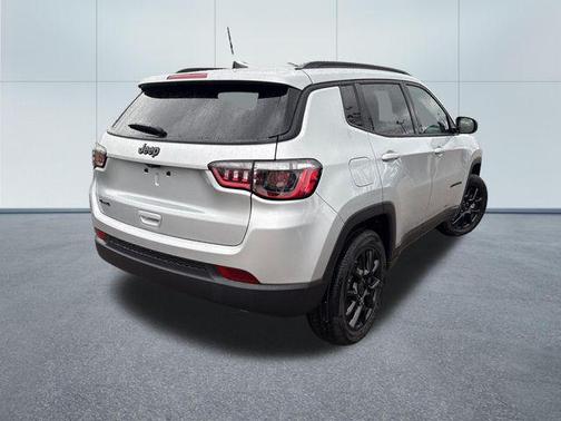 Silver Zynith Metallic Clearcoat 2026 Jeep Compass Latitude