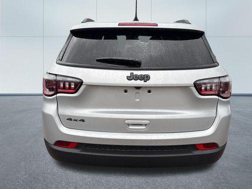Silver Zynith Metallic Clearcoat 2026 Jeep Compass Latitude