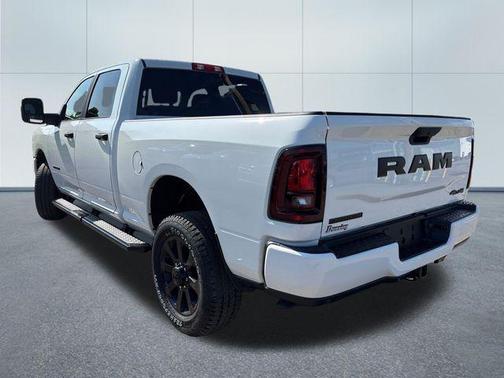 Bright White Clearcoat 2026 RAM 2500 Big Horn Crew Cab 4x4 6'4' Box