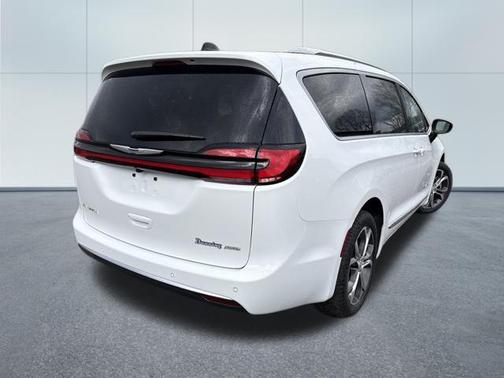 Bright White Clearcoat 2026 Chrysler Pacifica L