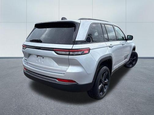 Silver Zynith 2026 Jeep Grand Cherokee Limited