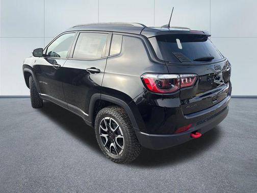 Diamond Black Crystal Pearlcoat 2026 Jeep Compass Trailhawk