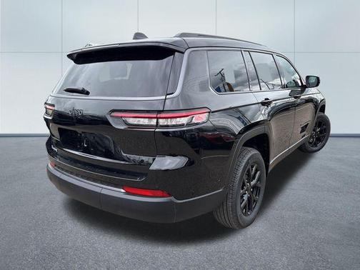 Diamond Black Crystal Pearlcoat 2026 Jeep Grand Cherokee L Altitude