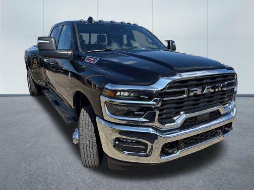 Diamond Black Crystal Pearlcoat 2027 RAM 3500 Tradesman