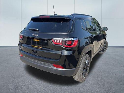 Diamond Black Crystal Pearlcoat 2026 Jeep Compass Latitude