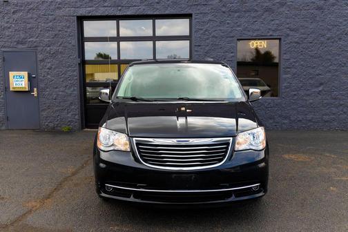 2016 Chrysler Town & Country Touring-L