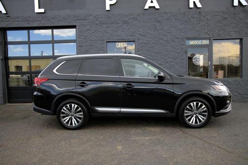 Labrador Black Metallic 2020 Mitsubishi Outlander SP