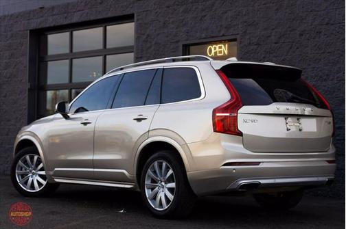 2016 Volvo XC90 T6 Momentum