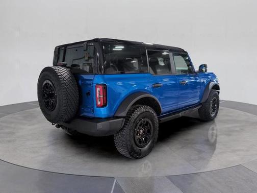 VELOCITY BLUE METALLIC 2024 Ford Bronco WILDTRAK