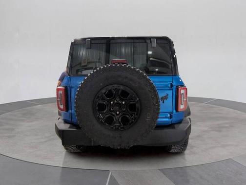 VELOCITY BLUE METALLIC 2024 Ford Bronco WILDTRAK