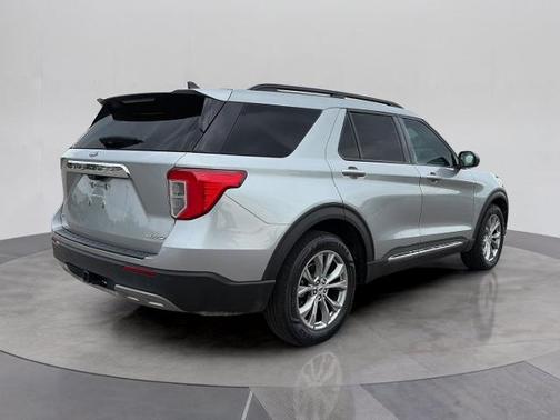 ICONIC SILVER METALLIC 2023 Ford Explorer XLT
