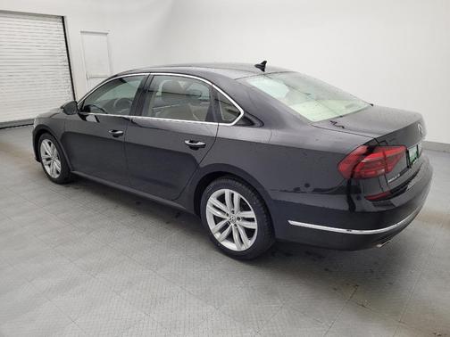 Deep Black Pearl Metallic 2018 Volkswagen Passat 2.0T SE