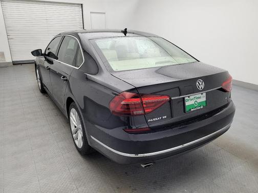 Deep Black Pearl Metallic 2018 Volkswagen Passat 2.0T SE