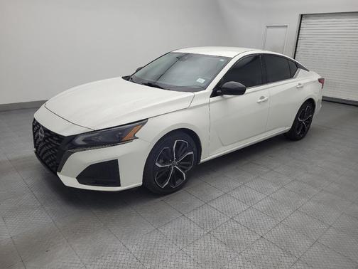 Glacier White 2023 Nissan Altima SR FWD