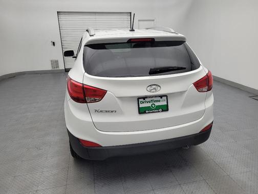 Winter White Solid 2015 Hyundai TUCSON SE