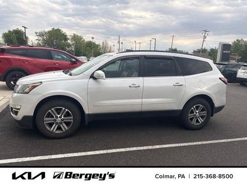 Iridescent Pearl Tricoat 2017 Chevrolet Traverse 2LT