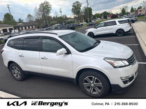Iridescent Pearl Tricoat 2017 Chevrolet Traverse 2LT