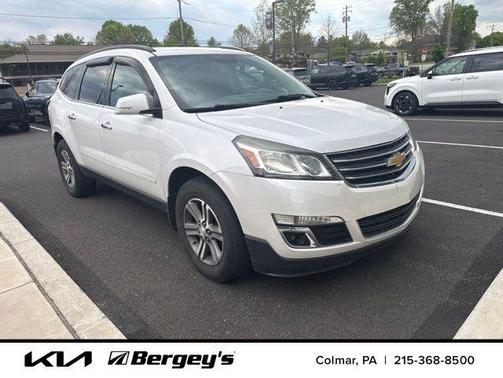 Iridescent Pearl Tricoat 2017 Chevrolet Traverse 2LT
